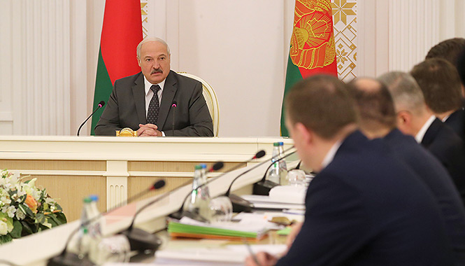 Александр Лукашенко проводит совещание с руководством Совета Министров