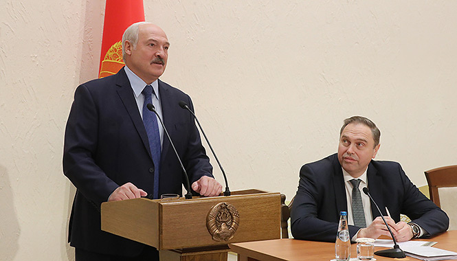 Александр Лукашенко и Министр здравоохранения Владимир Караник