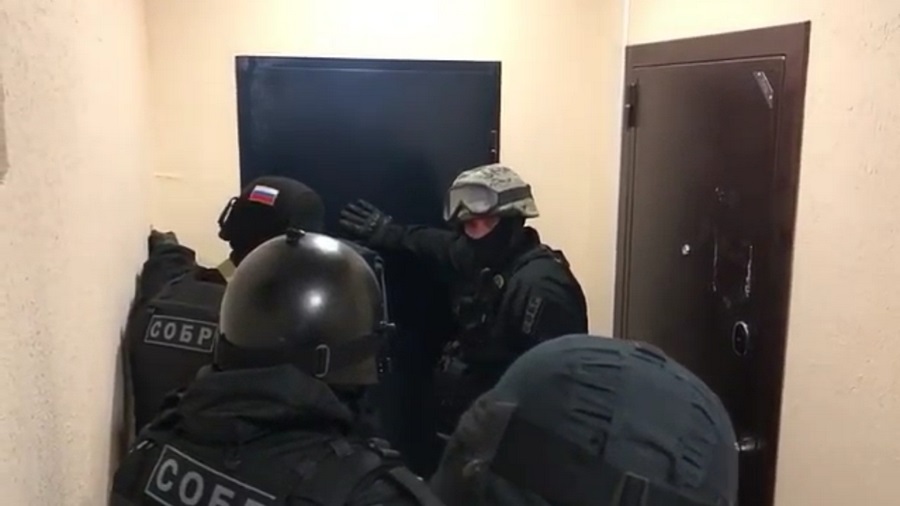 Штурм квартиры в подмосковном Одинцово, где отсиживались подельники разбойника, задержанного в Беларуси