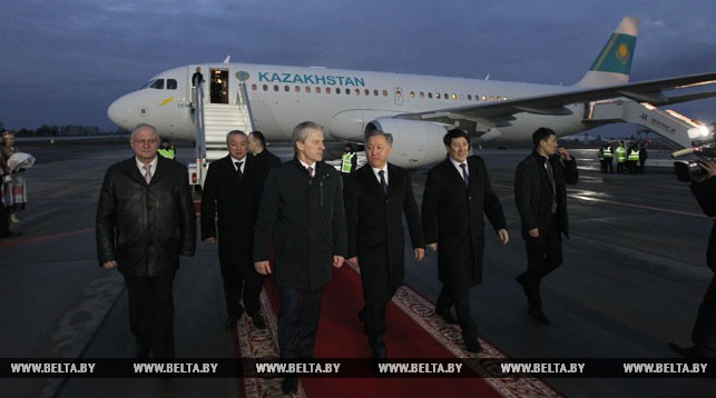 Парламентская делегация Казахстана во главе с Нурланом Нигматулиным прибыла в Беларусь