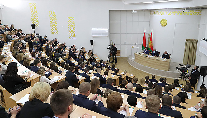 Александр Лукашенко во время посещения Академии управления