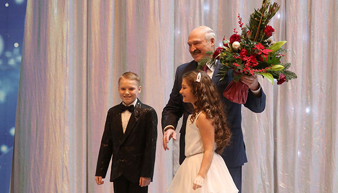 Александр Лукашенко с участниками новогоднего благотворительного праздника в рамках акции "Наши дети"