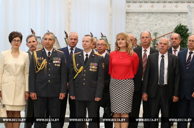 Александр Лукашенко вручил госнаграды лучшим работникам системы образования