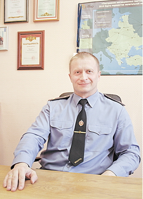 начальнікам упраўлення па міграцыі і рабоце з замежнымі грамадзянамі і асобамі без грамадзянства Міністэрства ўнутраных спраў Віталем Навумчыкам 