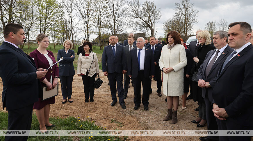 В Докшицком районе Наталье Кочановой рассказали, как решают проблему пустующих домов