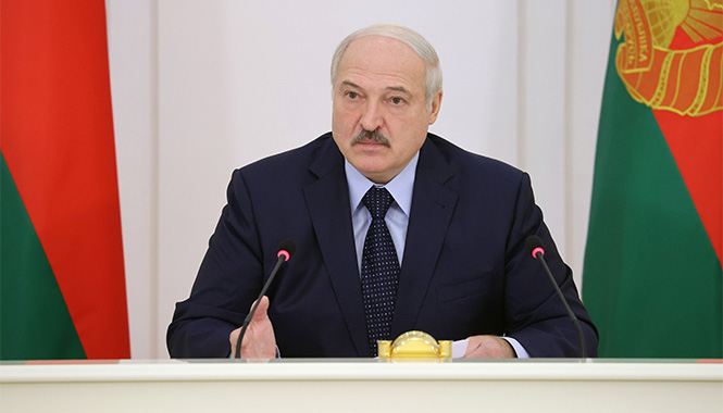 Александр Лукашенко во время совещания по актуальным вопросам