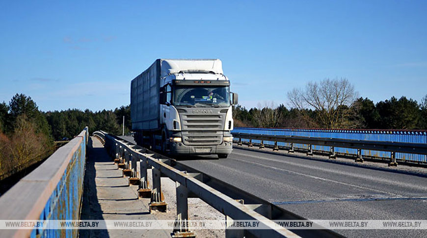 Изменения правил автомобильных перевозок грузов вступят в силу с 15 апреля. Это предусмотрено постановлением правительства от 12 октября 2021 года №579, сообщили БЕЛТА в пресс-службе Министерства транспорта и коммуникаций.