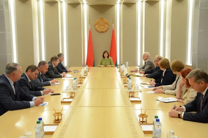 Наталья Кочанова во время рабочей встречи с председателями областных Советов депутатов и г. Минска