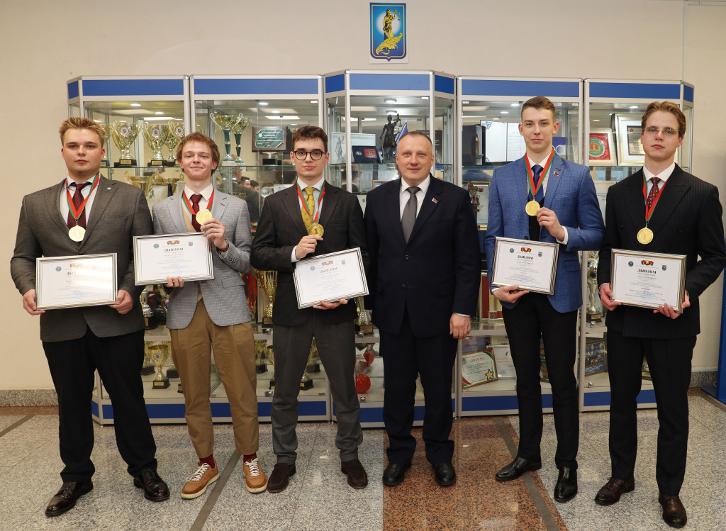 Участники команды вместе с заместителем директора НЦЗПИ Вячеславом Абрамовым