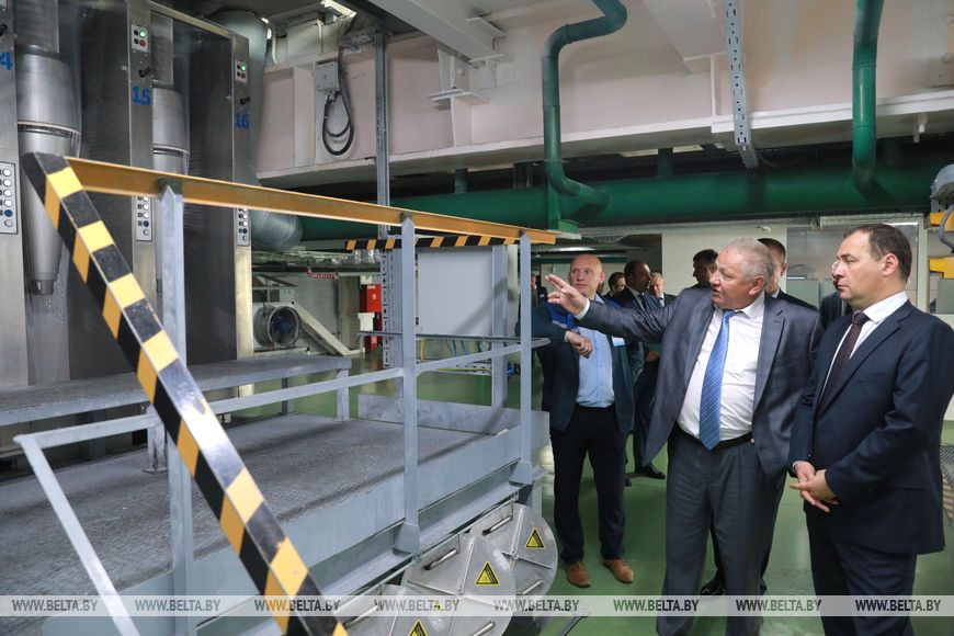 Роман Головченко во время посещения ОАО «Могилевхимволокно»