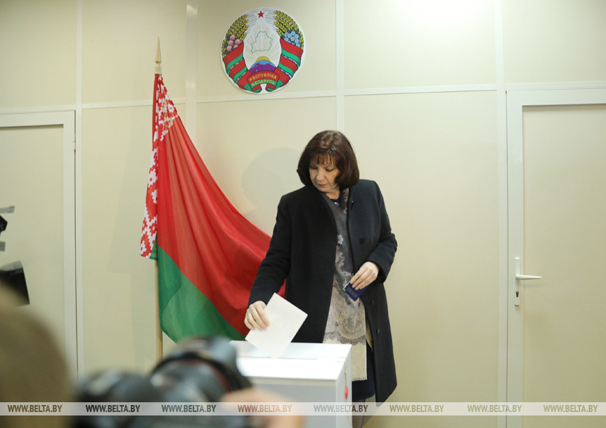 Наталья Кочанова во время голосования