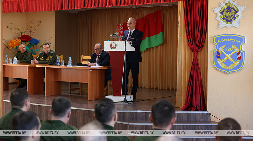 Игорь Сергеенко во время встречи с коллективом 120-й зенитно-ракетной бригады в Барановичах