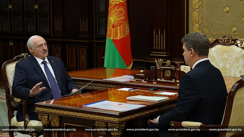 Александр Лукашенко и председатель Мингорисполкома Владимир Кухарев