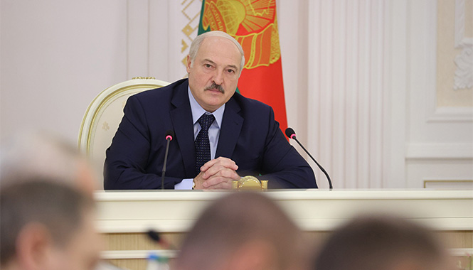 Александр Лукашенко во время совещания по актуальным вопросам