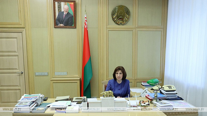 Наталья Кочанова во время проведения прямой телефонной линии Наталья Кочанова во время проведения прямой телефонной линии