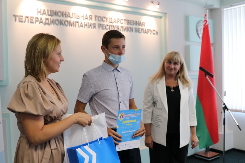 Победителей самой старшей возрастной группы награждала исполнительный директор Белорусской республиканского союза юристов Ирина Орловская 