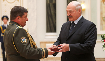 Александр Лукашенко вручил государственные награды