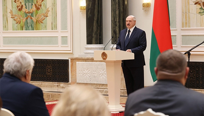 Александр Лукашенко во время вручения государственных наград работникам системы здравоохранения