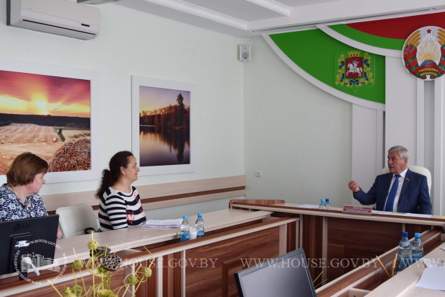 Владимир Андрейченко провел личный прием граждан в городском поселке Ушачи