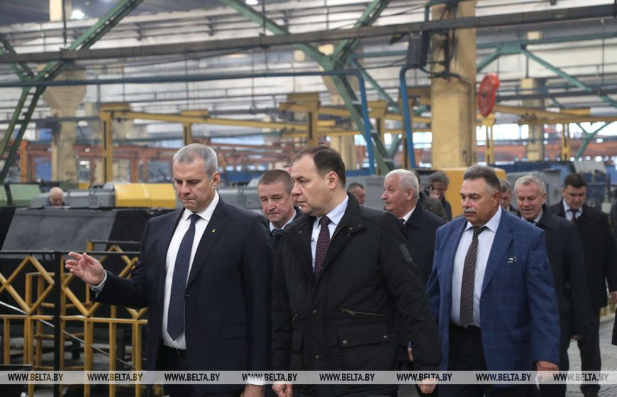 Роман Головченко во время посещения ОАО «Могилевлифтмаш»