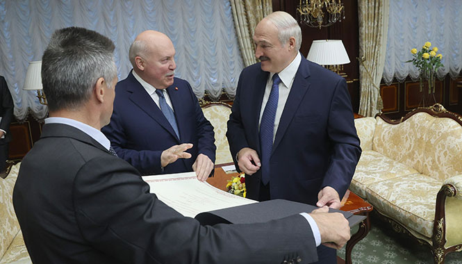 Александр Лукашенко и Дмитрий Мезенцев