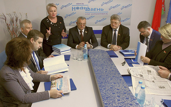 Дэпутаты абмеркавалі, як на месцах выконваецца Закон «Аб мясцовым кіраванні і самакіраванні»