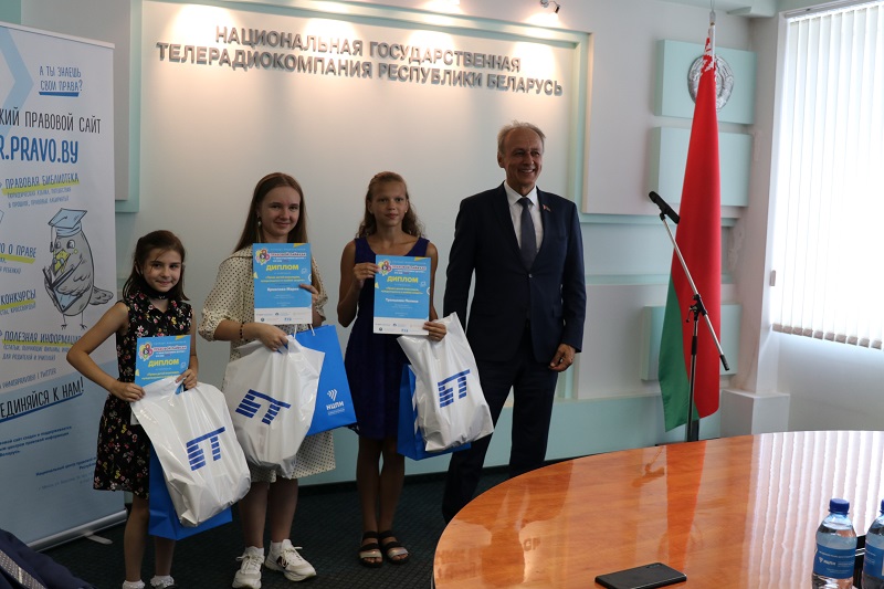 Дипломы и подарки за победу в номинациях ребята получили из рук председателя Белорусской республиканской коллегии адвокатов Виктора Чайчица 