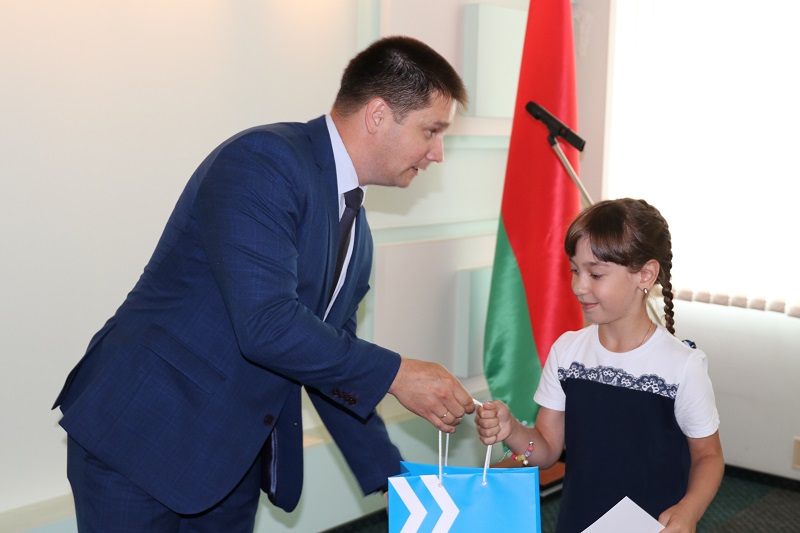 Александр Кадлубай вручил дипломы и подарки самым юным победителям 