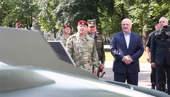 Александр Лукашенко во время посещения войсковой части 3214 внутренних войск МВД в Минске