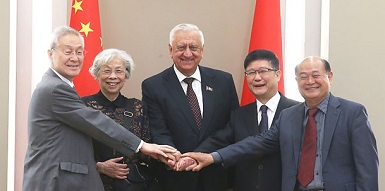 Председатель Совета Республики Михаил Мясникович на встрече с дипломатами