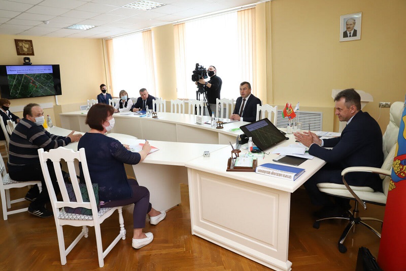 Александр Бутарев во время приема граждан