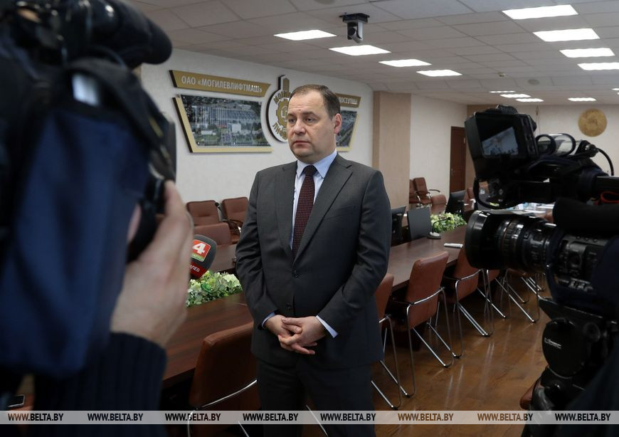 Роман Головченко во время посещения ОАО «Могилевлифтмаш»