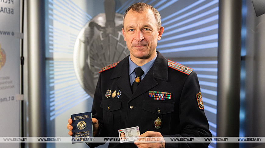 Алексей Бегун с образцами ID-карты и биометрического паспорта Алексей Бегун с образцами ID-карты и биометрического паспорта