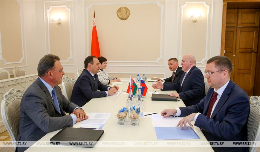 Премьер-министр Беларуси Роман Головченко на встрече с Послом России в Беларуси Дмитрием Мезенцевым