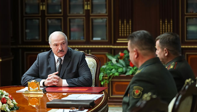 Александр Лукашенко слушает доклад о военно-политической обстановке