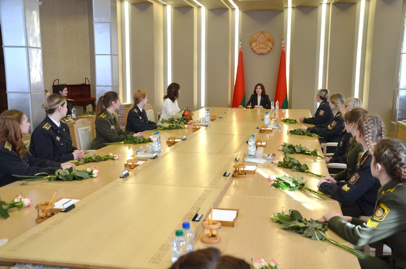 Наталья Кочанова во время встречи с девушками-курсантами вузов МВД