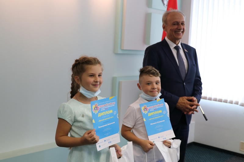 Дипломы и подарки за победу в номинациях ребята получили из рук председателя Белорусской республиканской коллегии адвокатов Виктора Чайчица 