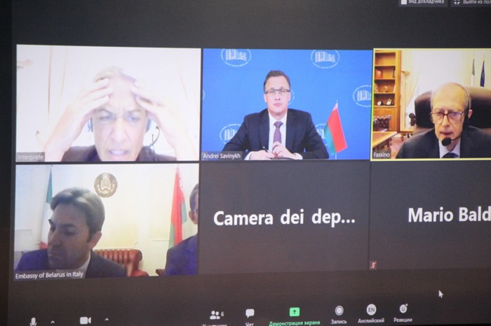 Андрей Савиных во время проведения онлайн-встречи
