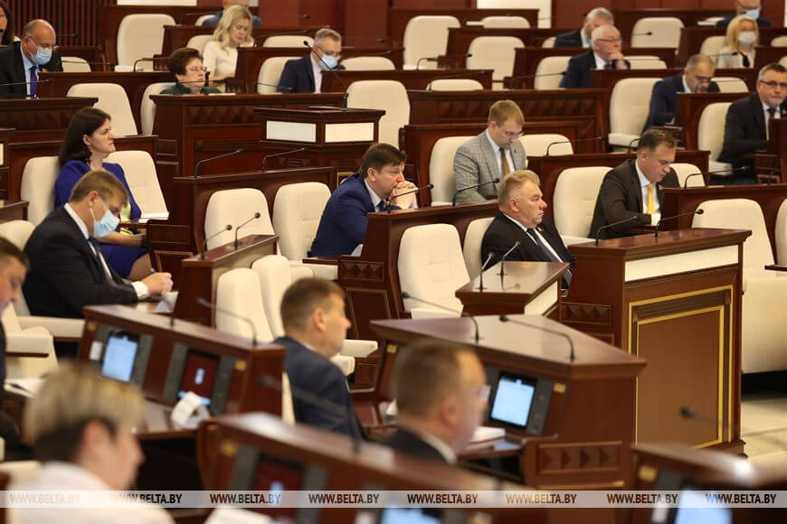 Депутаты поддержали поправки в законы по вопросам защиты суверенитета и конституционного строя