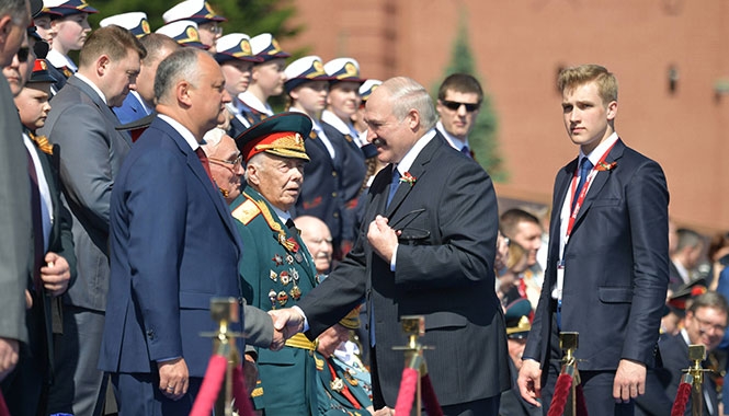 Президент Беларуси присутствовал на параде в честь 75-летия Великой Победы в Москве
