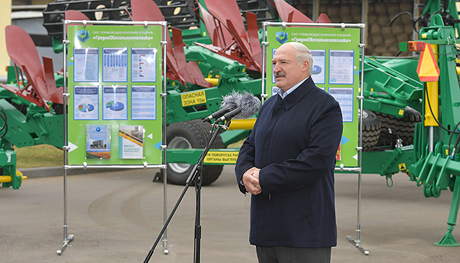 Александр Лукашенко во время рабочей поездки