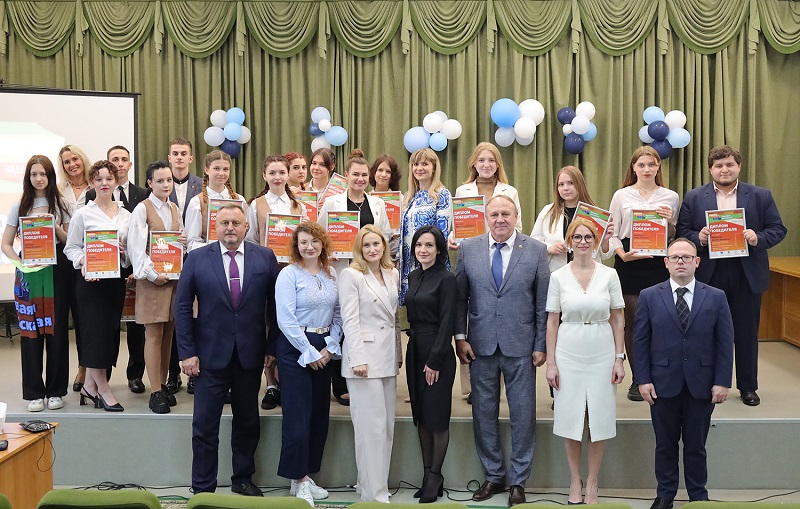 Общее фото с церемонии награждения победителей конкурса "Правовая мастерская"