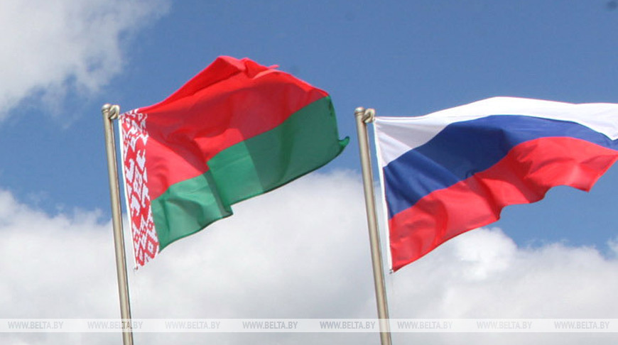 Государственные флаги России и Беларуси
