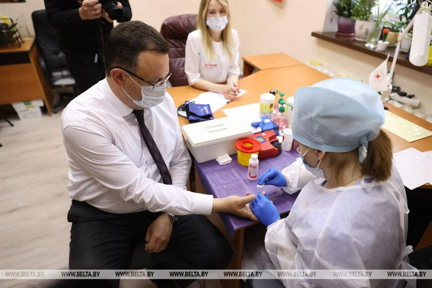 На базе учебного центра Белорусского общества Красного Креста Дмитрий Пиневич сдал кровь
