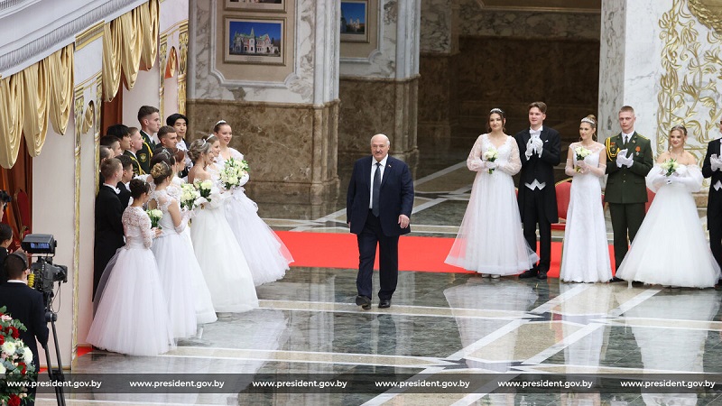 Глава государства принял участие в Новогоднем балу для молодежи Глава государства принял участие в Новогоднем балу для молодежи
