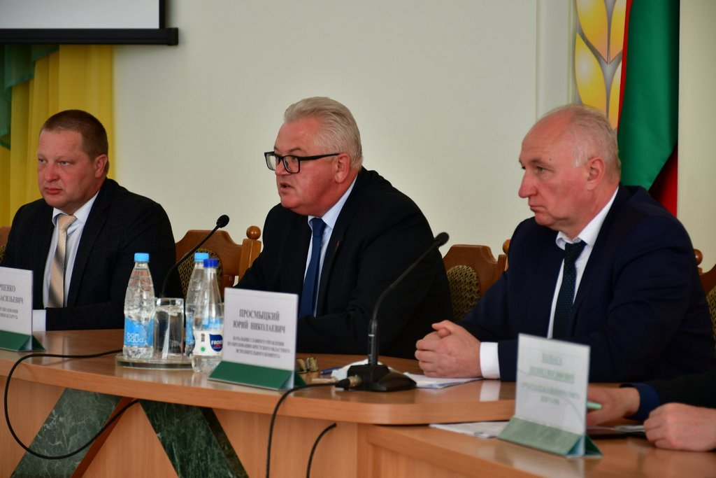 Министр образования Игорь Карпенко провел прием граждан в Ляховичском райисполкоме