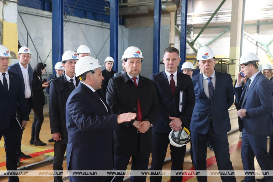 Роман Головченко во время посещения Могилевского домостроительного комбината