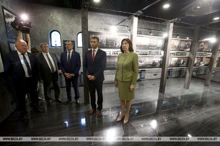 Наталья Кочанова и члены Совета Республики во время посещения мемориального комплекса