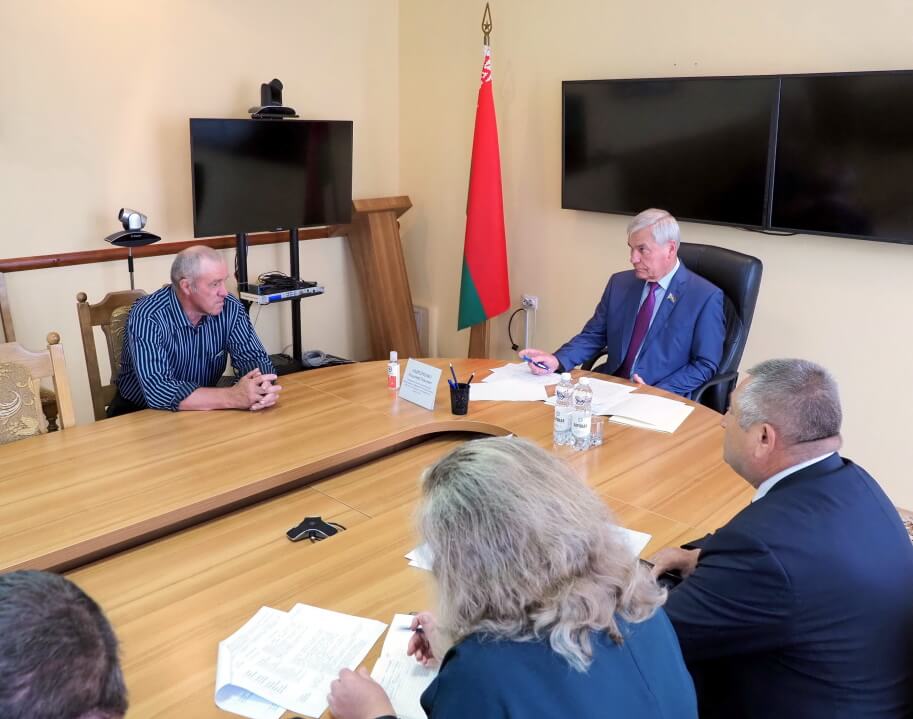 Владимир Андрейченко во время приема граждан