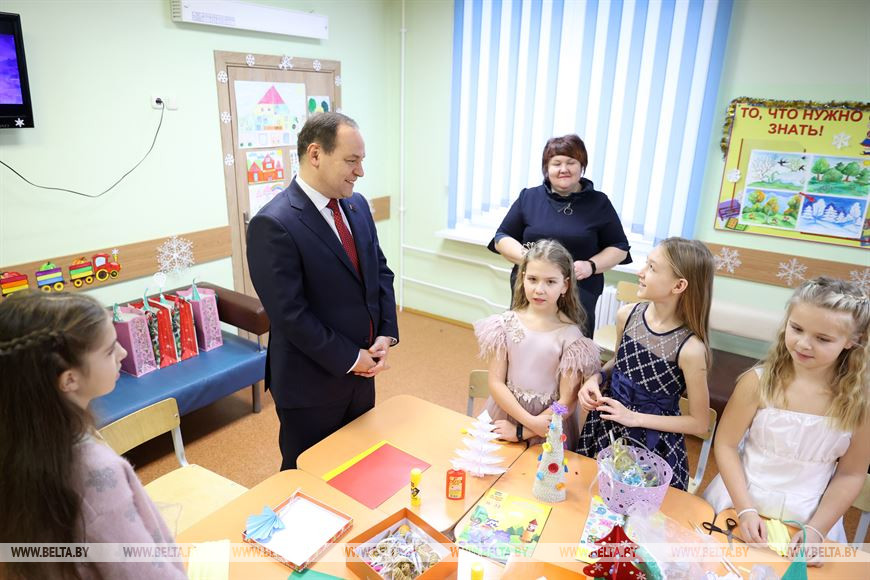 Роман Головченко во время посещения Городского детского центра медицинской реабилитации «Пралеска»